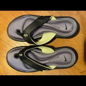 Woman’s Sz 6 Nike Sandals